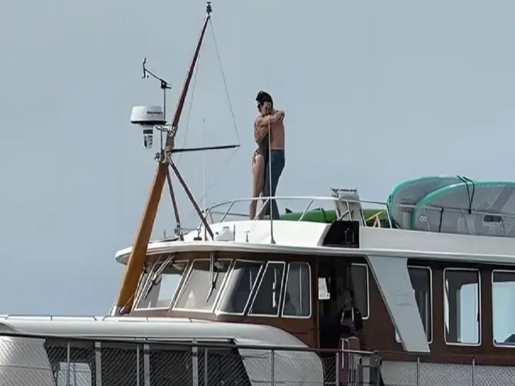 اولین بوسه علنی: شکار لحظه عاشقانه کتی پری و ترودو در عرشه قایق تفریحی اولین بوسه علنی: شکار لحظه عاشقانه کتی پری و ترودو در عرشه قایق تفریحی