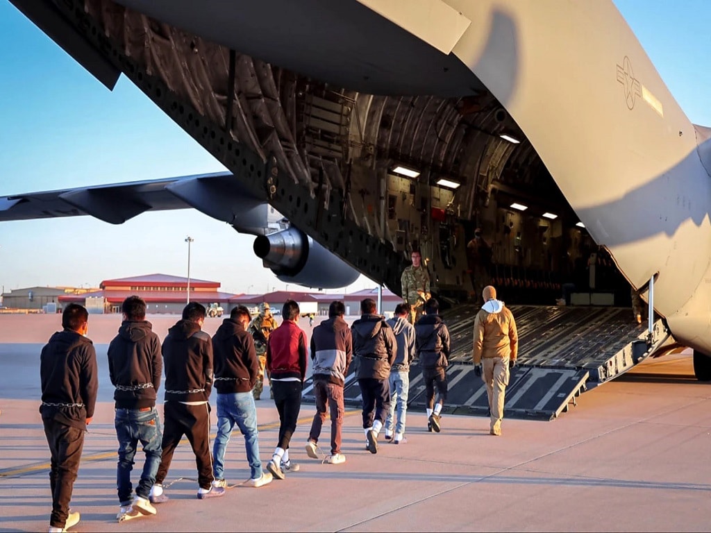 دیپورت حدود ۱۲۰ مهاجر ایرانی از آمریکا به ایران