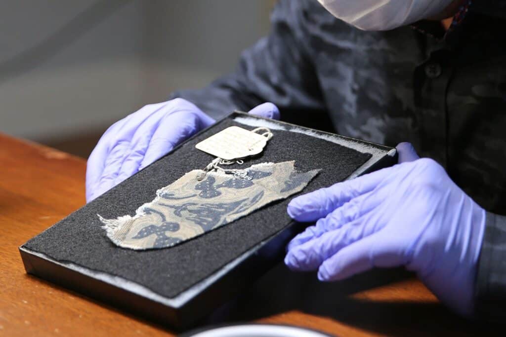 رازهای پنهان از DNA هیتلر در پارچه‌ای ۸۰ ساله