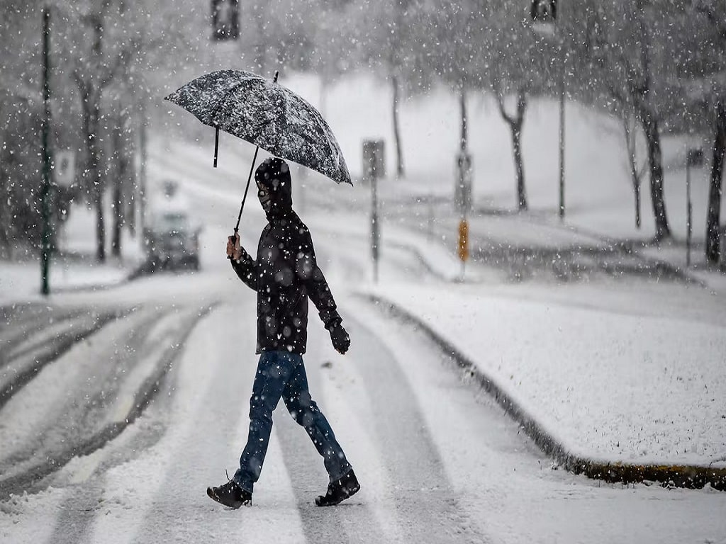 بارش برف در کبک؛ هشدار جادههای لغزنده و اختلال در سفر بارش برف در کبک؛ هشدار جادههای لغزنده و اختلال در سفر