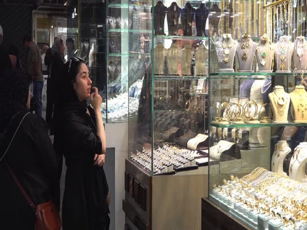 هجوم ایرانیها به طلا و ارز: نگرانی از آینده و سقوط ارزش ریال هجوم ایرانیها به طلا و ارز: نگرانی از آینده و سقوط ارزش ریال