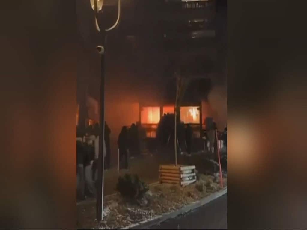 آتشسوزی در آلپ در جشن سال نو: حدود ۴۰ کشته و ۱۱۵ زخمی آتشسوزی در آلپ در جشن سال نو: حدود ۴۰ کشته و ۱۱۵ زخمی