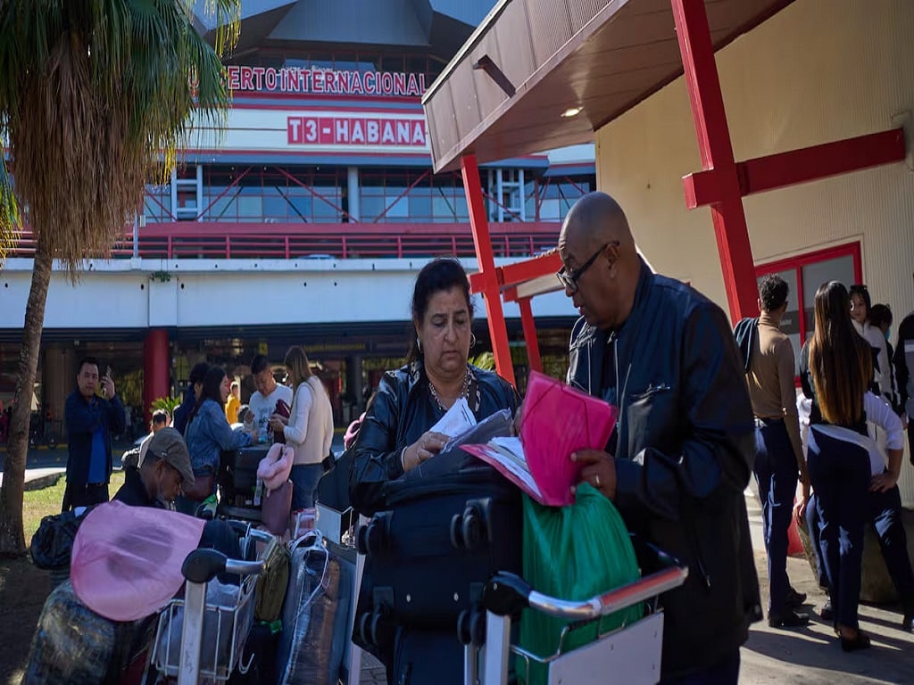 تجمیع گردشگران کانادایی در هتلهای کوبا بهدلیل بحران سوخت تجمیع گردشگران کانادایی در هتلهای کوبا بهدلیل بحران سوخت
