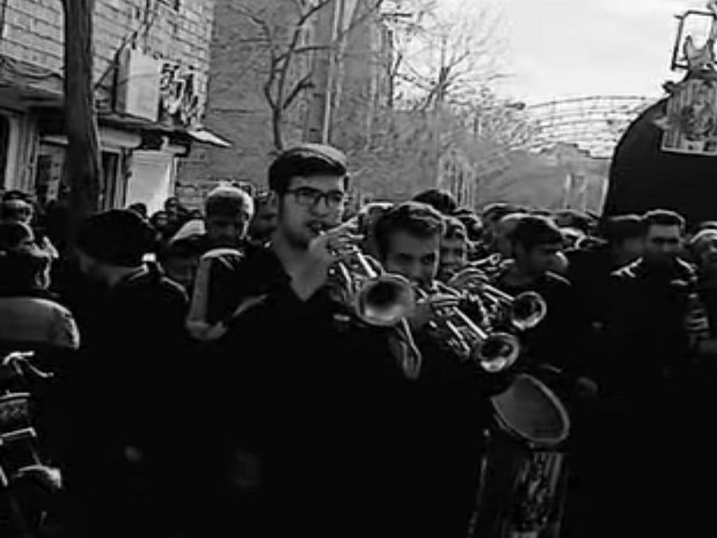 رقص و شادی؛ سلاح جدید معترضان ایرانی در مراسم تدفین رقص و شادی؛ سلاح جدید معترضان ایرانی در مراسم تدفین
