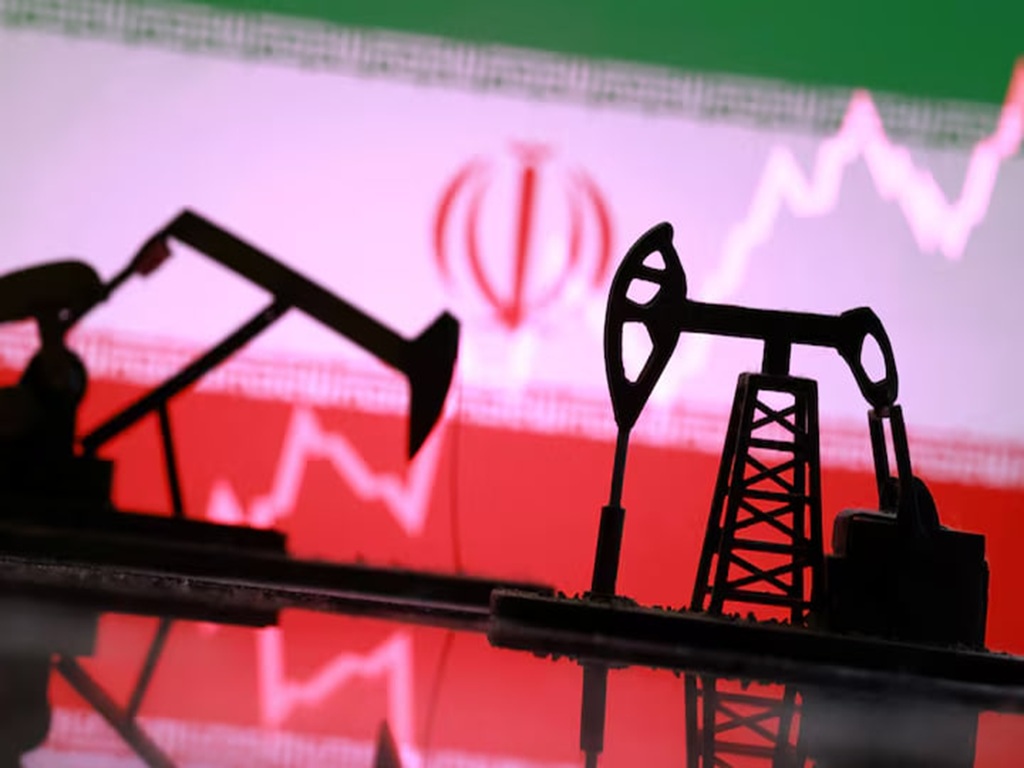 آمریکا معافیت تحریمهای فروش نفت و محصولات پتروشیمی ایران را لغو کرد آمریکا معافیت تحریمهای فروش نفت و محصولات پتروشیمی ایران را لغو کرد