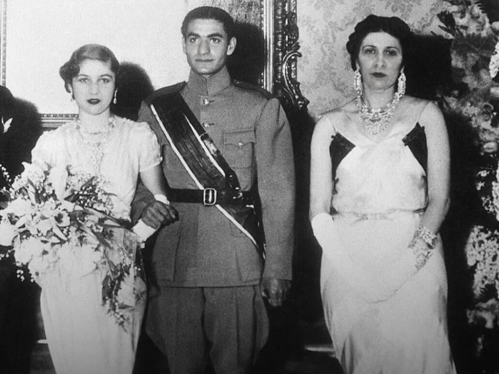 چه کسی گردنبند مادرزن شاه سابق ایران را سرقت کرد؟ چه کسی گردنبند مادرزن شاه سابق ایران را سرقت کرد؟
