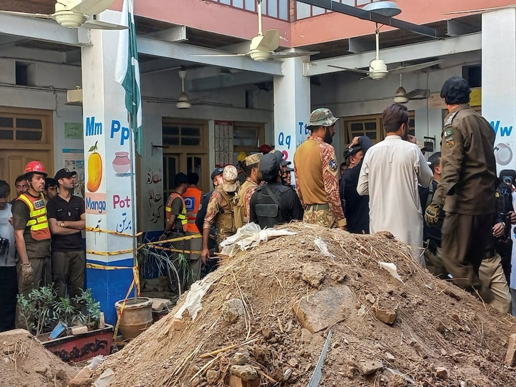 ریزش سقف مدرسه در پاکستان ۳۴ کشته بر جا گذاشت؛ احتمال افزایش شمار قربانیان ریزش سقف مدرسه در پاکستان ۳۴ کشته بر جا گذاشت؛ احتمال افزایش شمار قربانیان
