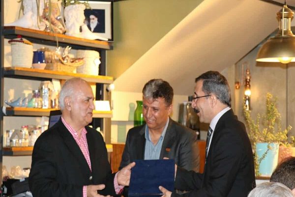 نشست اعضای انجمن بازرگانی ایران و کانادا و قدردانی ازخدمات پرفسور اکبر مانوسی در تهران نشست اعضای انجمن بازرگانی ایران و کانادا و قدردانی ازخدمات پرفسور اکبر مانوسی در تهران