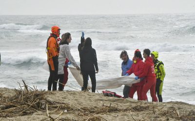 درپی غرق شدن قایق مهاجران در سواحل ایتالیا، حدود ۶۰ نفر کشته شدند