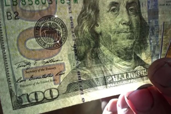 تشخیص-دلار-تقلبی راه تشخیص دلار تقلبی از دلار اصلی چیست؟