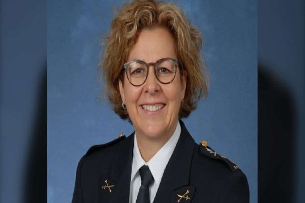 شهردار مونترال اولین رئیس پلیس زن مونترال را معرفی میکند شهردار مونترال اولین رئیس پلیس زن مونترال را معرفی میکند