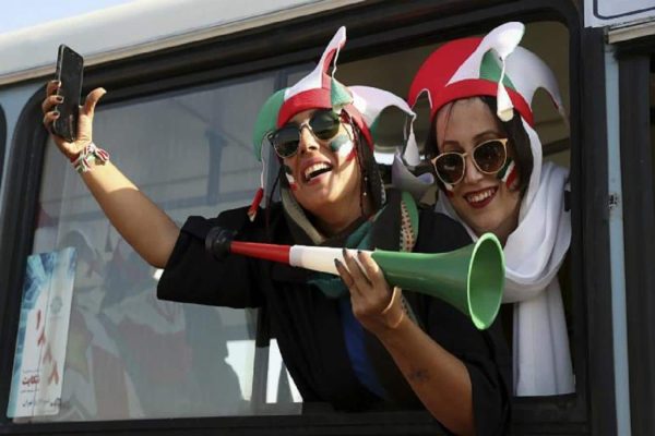 ایران به فیفا برای حضور تماشاگران زن در بازیهای لیگ برتر تعهد کتبی داد