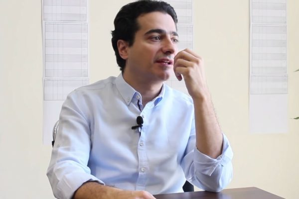 محمود احمدی نژاد در سخنانش به ملاقات معاونش با محمدرضا شجریان اشاره می‌کند