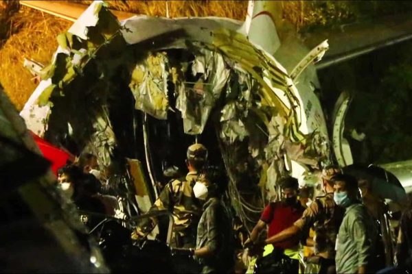 سقوط-هواپیمای-هند-اکسپرس هواپیمای هند اکسپرس در هنگام فرود بر باند فرودگاه سقوط کرد!