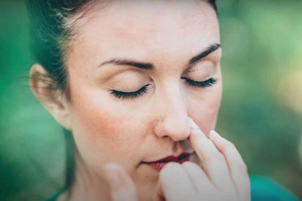 اختلالات چشایی و بویایی از عوارش ابتلا به ویروس کرونا است