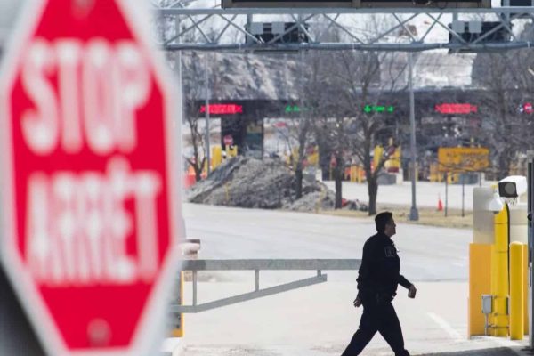 بسته ماندن مرز کانادا و آمریکا