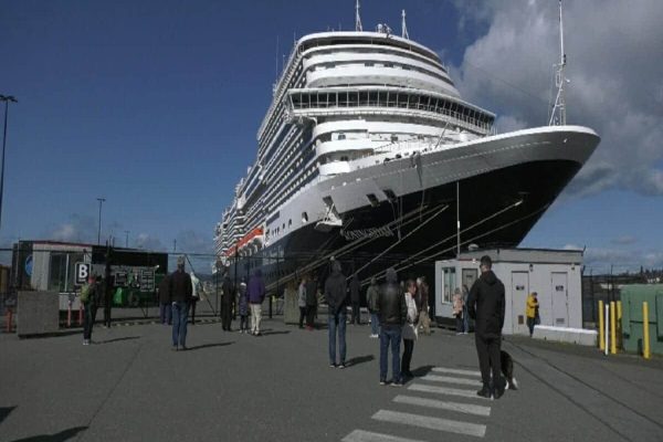 استقبال گرم ساکنان ویکتوریا از اولین کشتی کروز کانادایی، پس از دو سال محدودیت کرونایی