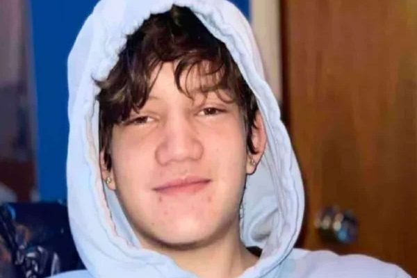 لوکاس گودت ۱۶ ساله درپی چاقو کشی در نزدیکی مدرسه مونترال جان باخت لوکاس گودت ۱۶ ساله درپی چاقو کشی در نزدیکی مدرسه مونترال جان باخت