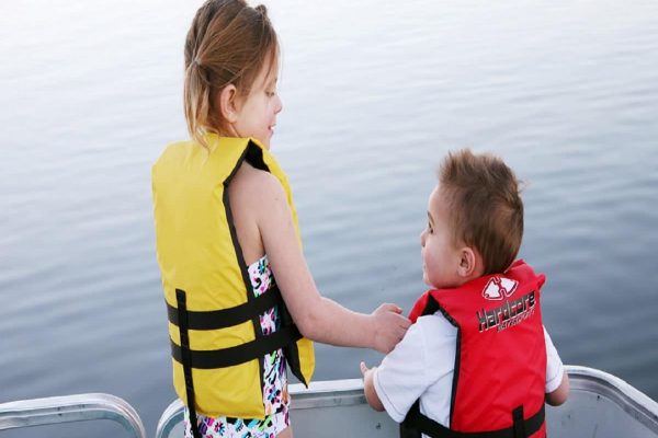 انتاریو بدنبال اجباری کردن پوشیدن جلیقه نجات برای افراد زیر ۱۲ سال