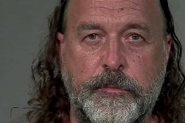 پلیس در جستجوی قربانیان تجاوز جنسی دهه 1990 یکی از اعضای فرقه رائلیان