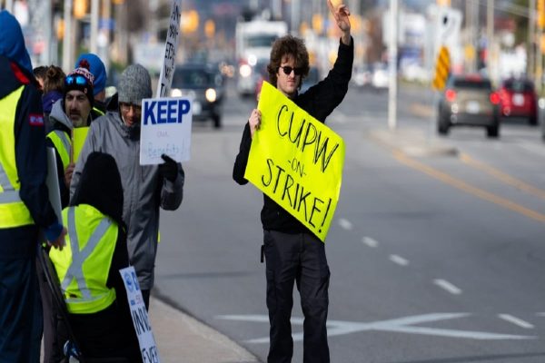 اعتصاب کارمندان پست کانادا؛ تاخیر در تحویل سفارش‌های کریسمس