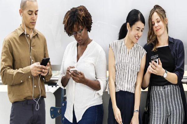 آمریکایی‌ها در طول روز ۱۴۴ بار گوشی‌های هوشمند خود را چک می‌کنند