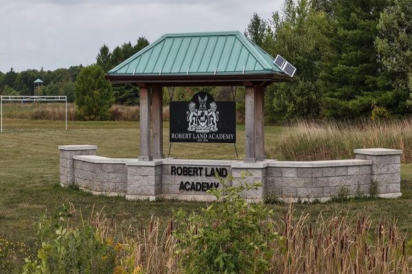 قربانیان مدرسهی رابرتلند خواستار قوانین سختگیرانهتر برای مدارس خصوصی شدند قربانیان مدرسهی رابرتلند خواستار قوانین سختگیرانهتر برای مدارس خصوصی شدند