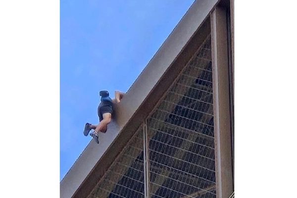 دستگيری مردی در بالای برج ايفل قبل از اختتاميه المپيک