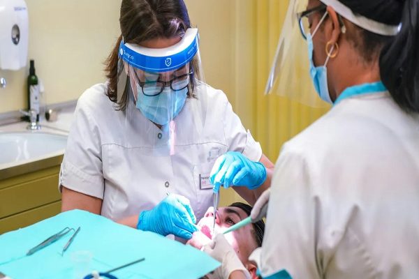 میلیون‌ها بزرگسال به زودی می‌توانند از خدمات دندانپزشکی رایگان در کانادا استفاده کنند