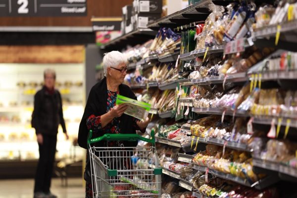 کاهش بی‌سابقه قیمت مواد غذایی در کانادا پس از ۸ سال