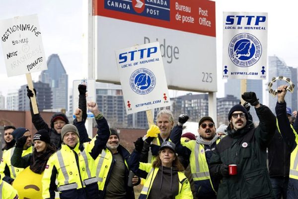 نگهداری ۸۵ هزار پاسپورت در سرویس کانادا؛ اعتصاب کارکنان پست کانادا