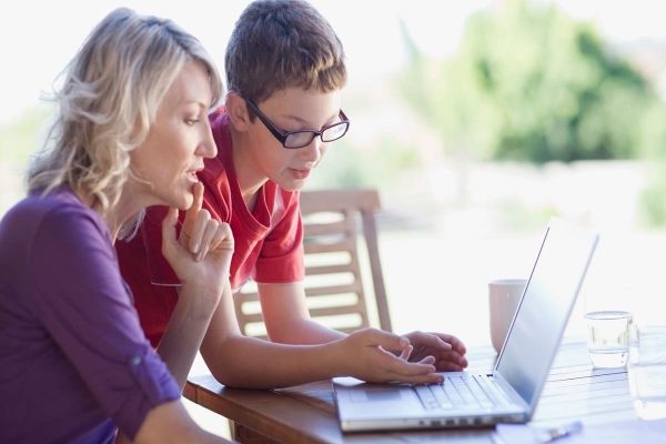 نزدیک به ۶۰ درصد از والدین کانادایی از آینده مالی فرزندان خود می‌ترسند