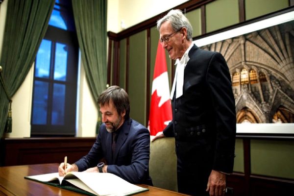 وزير محيط‌زيست جاستين ترودو، مالیات کربن مصرف‌کننده را به اجبار پذيرفت