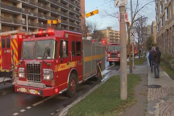 آتش‌سوزی گسترده در مجموعه‌ی مسکونی تورنکلیف پارک، ده‌ها خانوار را آواره کرد