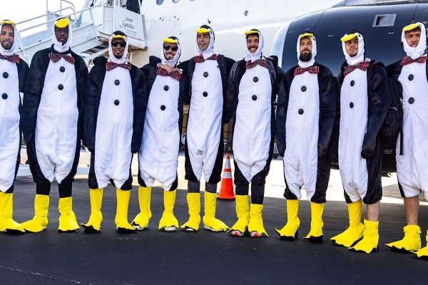 بازيكنان تيم بيسبال بلوجيز با لباس پنگوئن به تورنتو بازگشتند