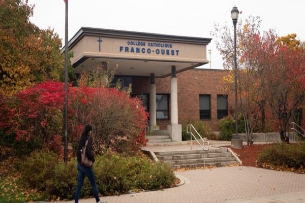 معلم اتاوایی پس از حبس دانش‌آموز در کمد، به مدت دو روز تعلیق شد