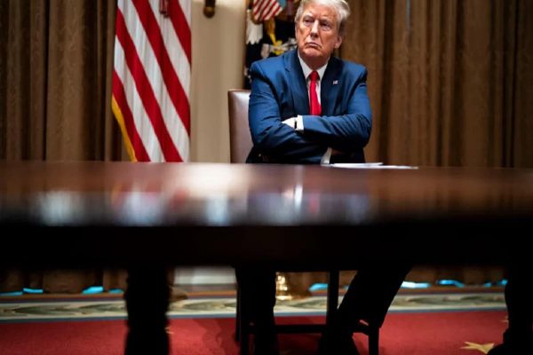 ترامپ دستور ممنوعیت بازدید از ۱۲ کشور از جمله ایران را امضا کرد