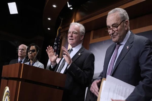 قطعنامه علیه تعرفه های ترامپ؛ آیا سنا جلوی او میایستد؟ قطعنامه علیه تعرفه های ترامپ؛ آیا سنا جلوی او میایستد؟