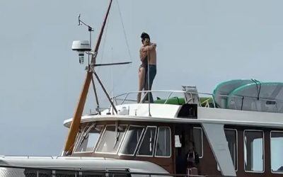 اولین بوسه علنی: شکار لحظه عاشقانه کتی پری و ترودو در عرشه قایق تفریحی