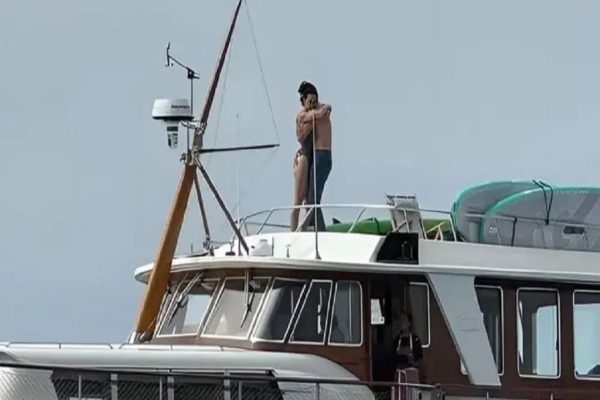 اولین بوسه علنی: شکار لحظه عاشقانه کتی پری و ترودو در عرشه قایق تفریحی اولین بوسه علنی: شکار لحظه عاشقانه کتی پری و ترودو در عرشه قایق تفریحی