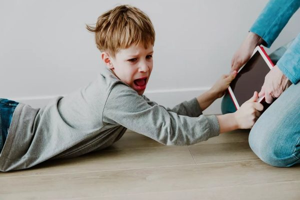 مطالعه جدید؛ ارتباط استفاده از تبلت در کودکی با بروز خشم