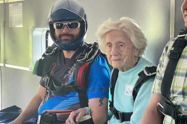 یک آمریکایی پیرترین چترباز جهان شد