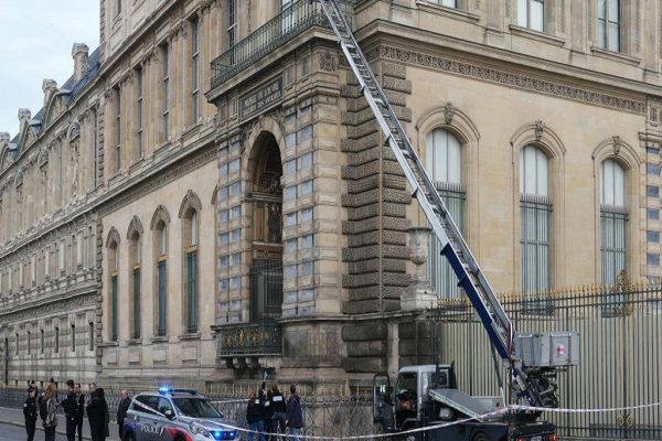 سرقت ماهرانهی جواهرات تاریخی لوور در هفت دقیقه سرقت ماهرانهی جواهرات تاریخی لوور در هفت دقیقه