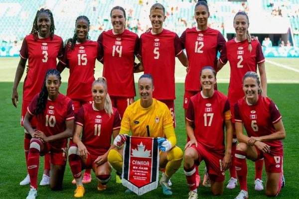 بركناری مربی تيم فوتبال زنان كانادا و كسر شش امتياز از اين تيم