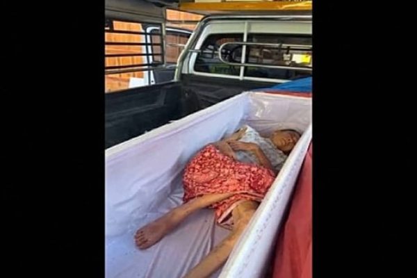 یک زن لحظاتی قبل از سوزاندن جسدش در تابوت زنده یافت شد