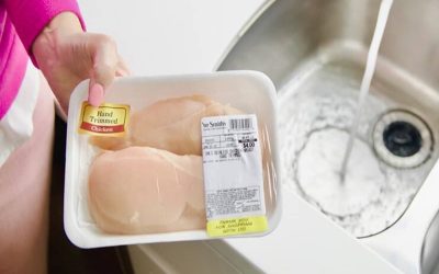 آیا شستن مرغ قبل از پختن ضرورت دارد؟