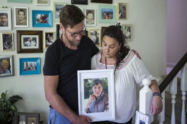 مرگ نوجوان ۱۶ ساله به علت ۸ ساعت انتظار در اورژانس مرگ نوجوان ۱۶ ساله به علت ۸ ساعت انتظار در اورژانس