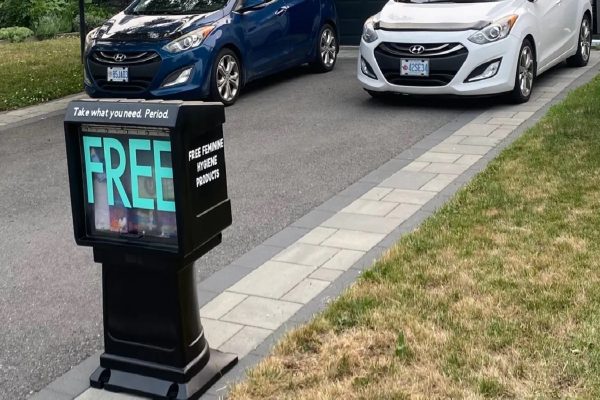 قفسه‌های شهروند اتاوایی که محصولات قادگی رایگان در اختیار زنان قرار می‌دهد.