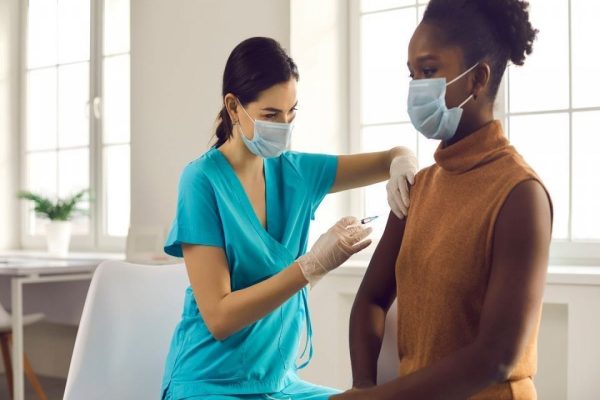 آیا تزریق واکسن آنفولانزا و کووید ممکن است باعث بروز سکته قلبی شود؟