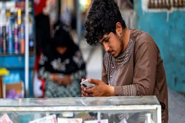 شادی افغان‌ها از وصل شدن اینترنت